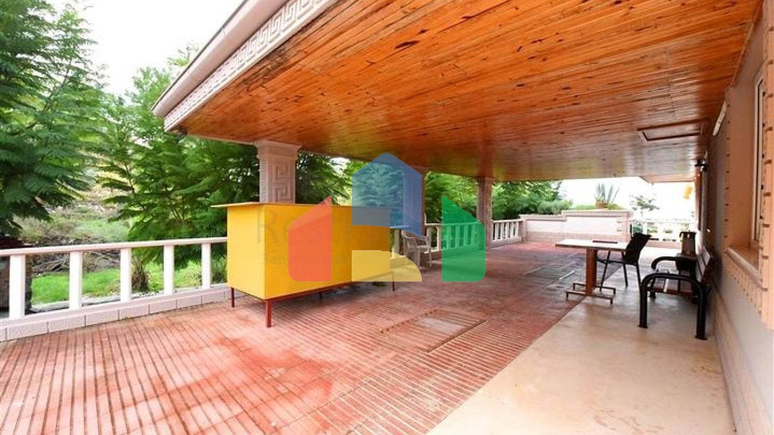 Шикарний будинок з власним басейном і садом в районі Демірташ