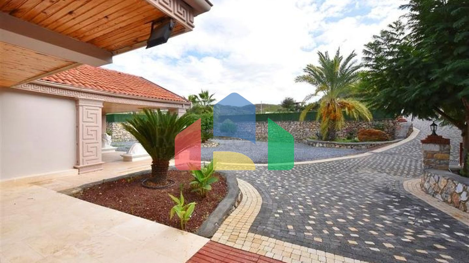 Шикарний будинок з власним басейном і садом в районі Демірташ