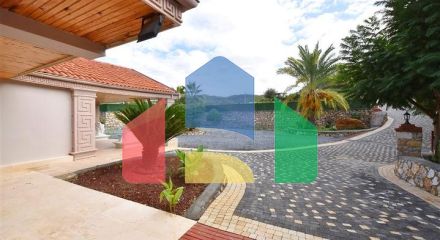 Шикарний будинок з власним басейном і садом в районі Демірташ