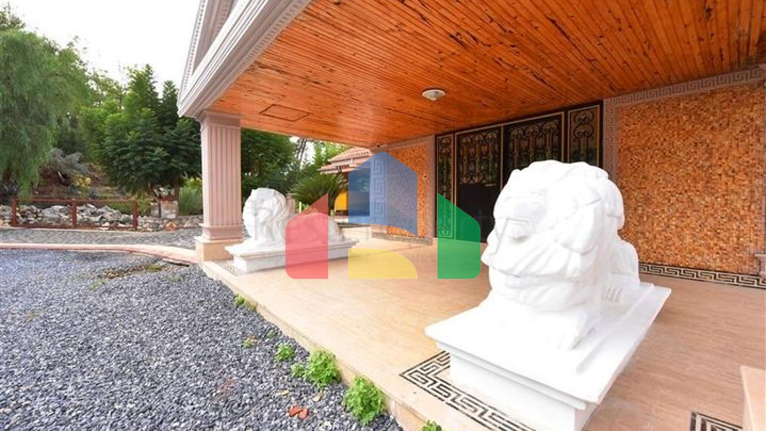 Шикарний будинок з власним басейном і садом в районі Демірташ