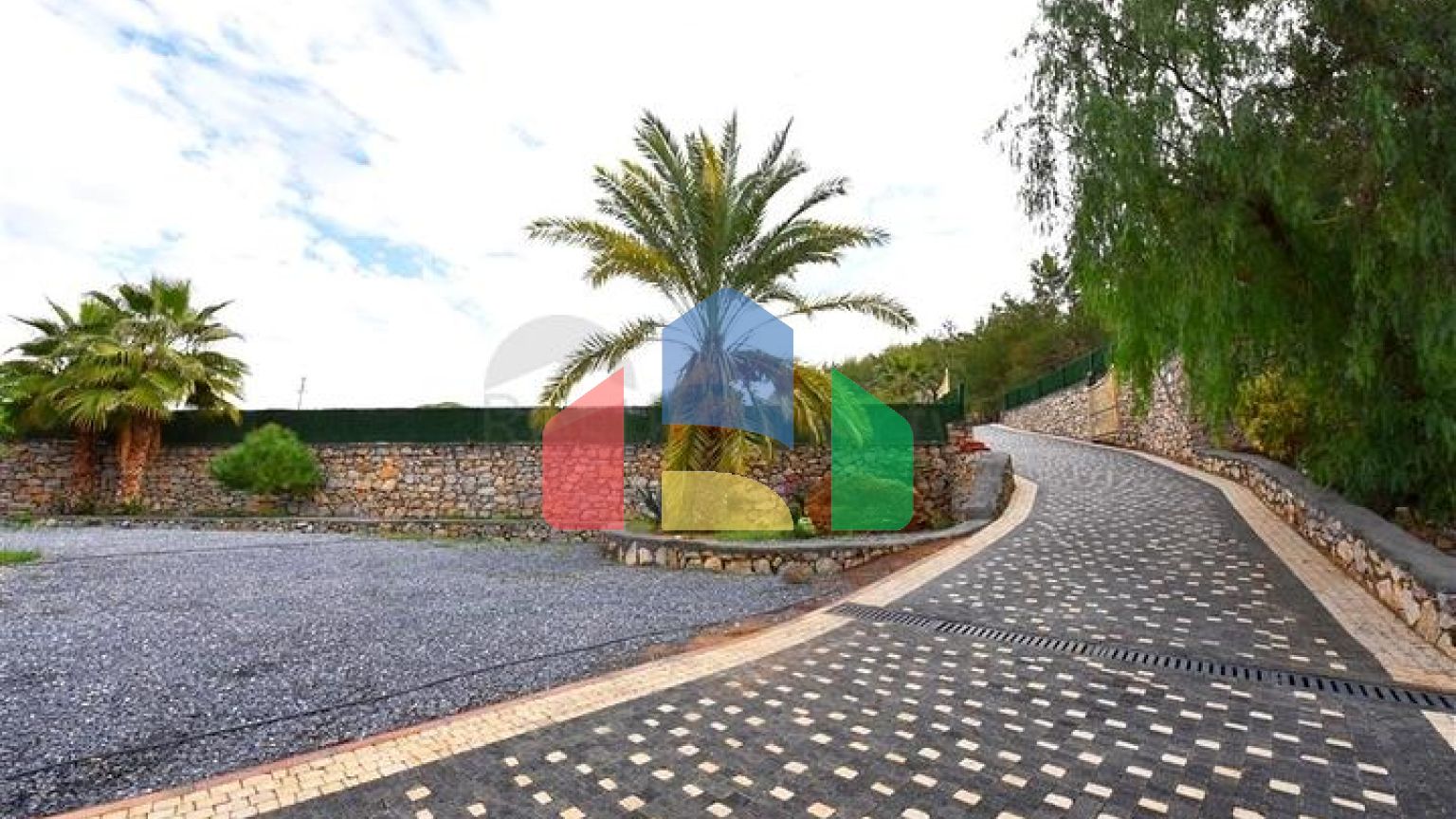 Шикарний будинок з власним басейном і садом в районі Демірташ