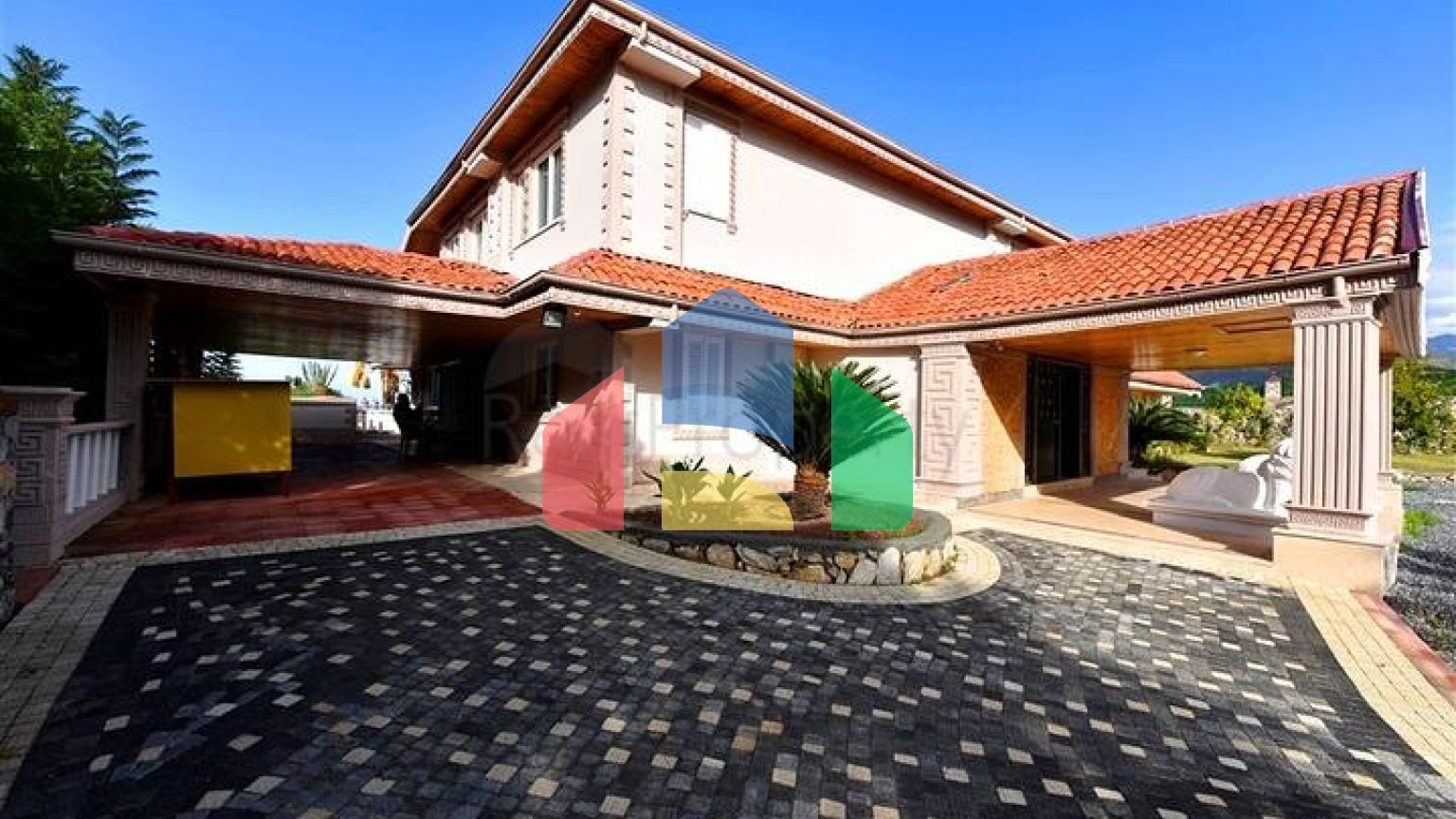 Шикарний будинок з власним басейном і садом в районі Демірташ