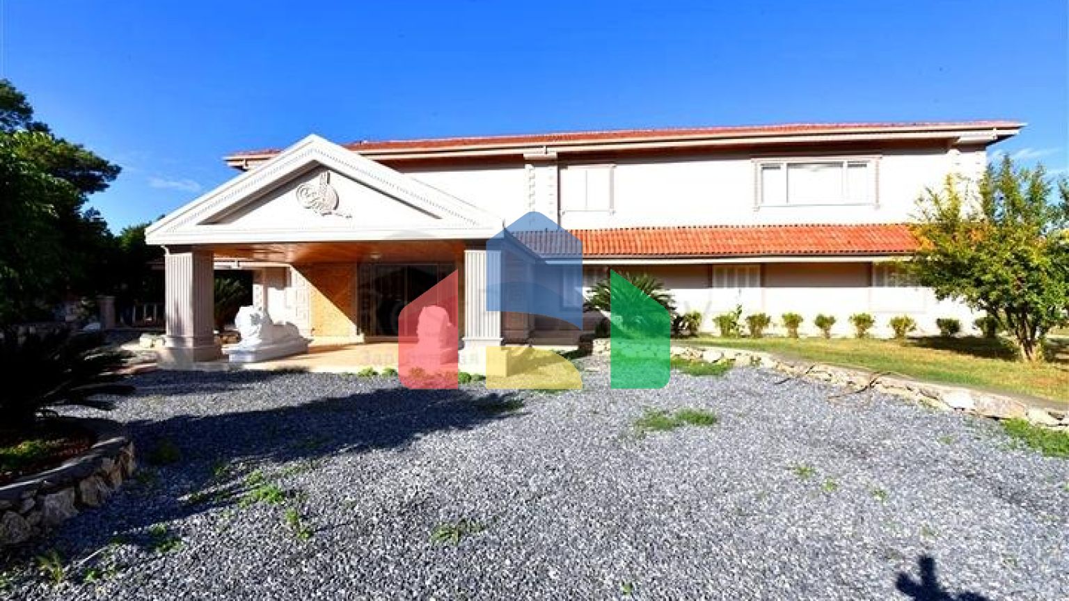 Шикарний будинок з власним басейном і садом в районі Демірташ