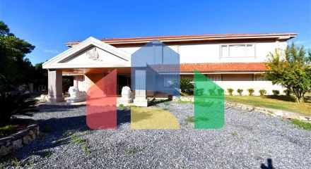 Шикарний будинок з власним басейном і садом в районі Демірташ