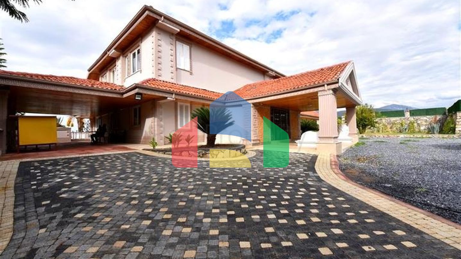 Шикарний будинок з власним басейном і садом в районі Демірташ