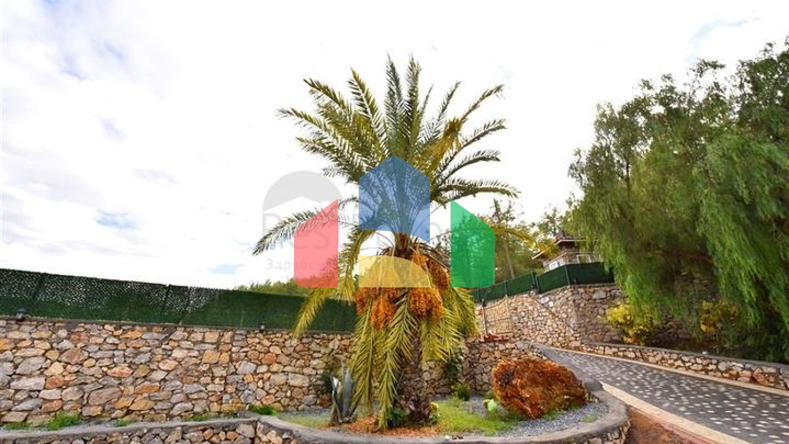 Шикарний будинок з власним басейном і садом в районі Демірташ