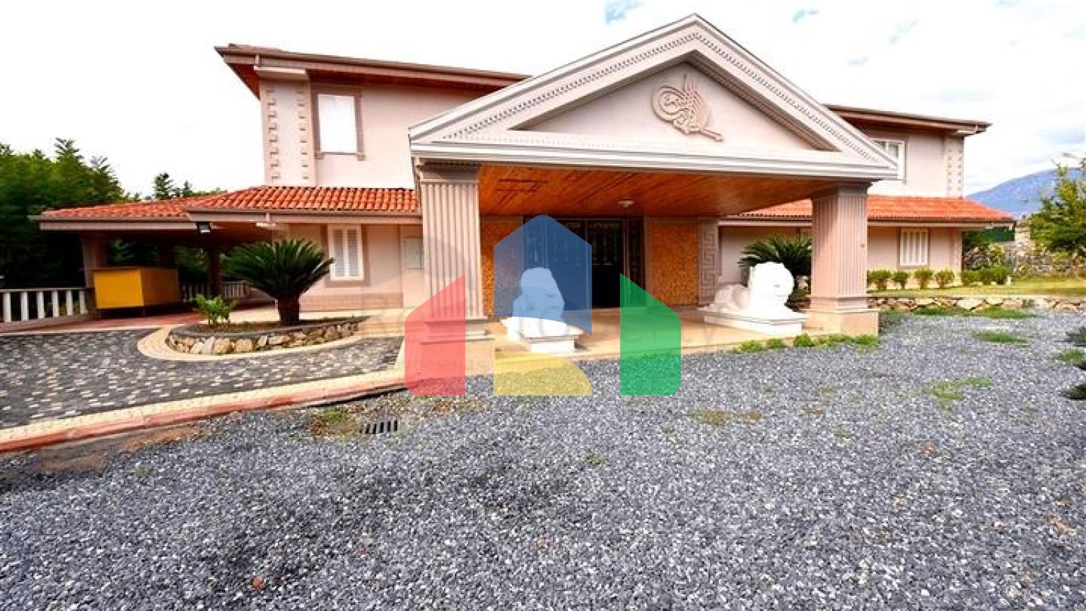 Шикарний будинок з власним басейном і садом в районі Демірташ