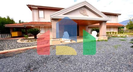 Шикарний будинок з власним басейном і садом в районі Демірташ