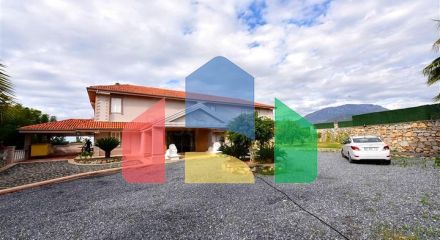 Шикарний будинок з власним басейном і садом в районі Демірташ