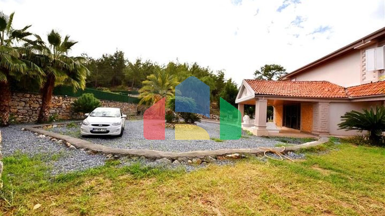 Шикарний будинок з власним басейном і садом в районі Демірташ