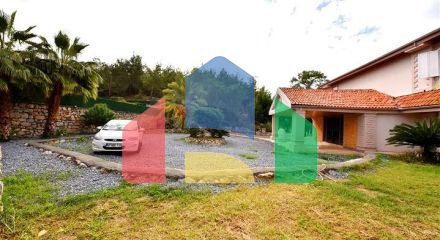 Шикарний будинок з власним басейном і садом в районі Демірташ