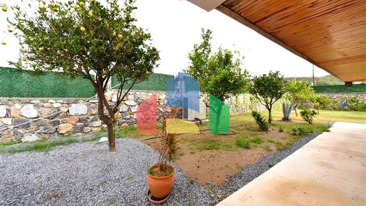 Шикарний будинок з власним басейном і садом в районі Демірташ