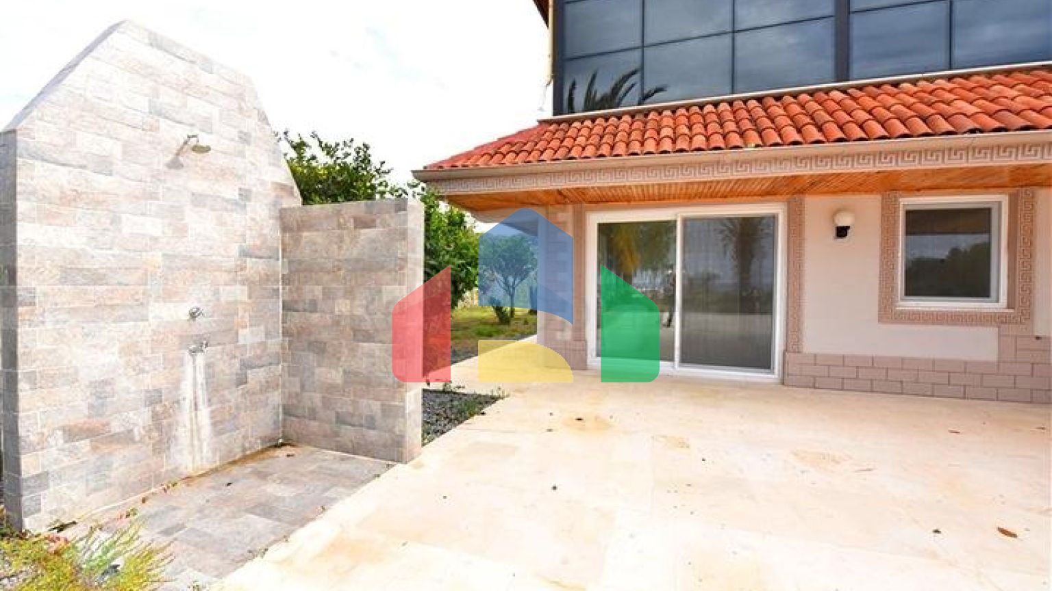 Шикарний будинок з власним басейном і садом в районі Демірташ