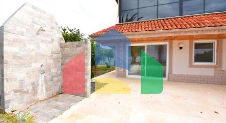 Шикарний будинок з власним басейном і садом в районі Демірташ