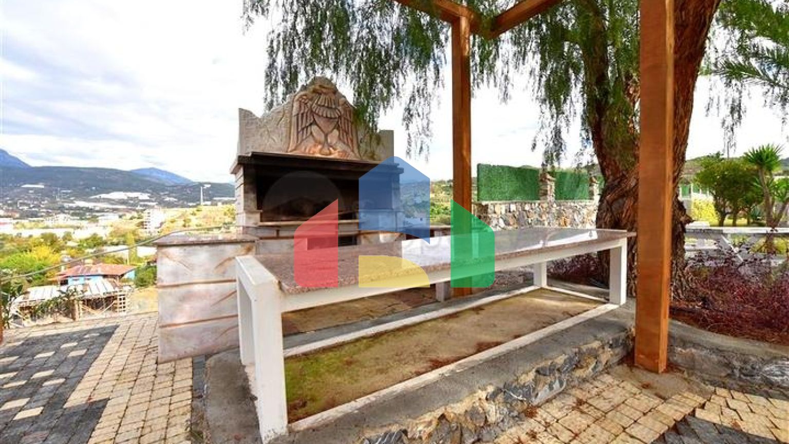 Шикарний будинок з власним басейном і садом в районі Демірташ