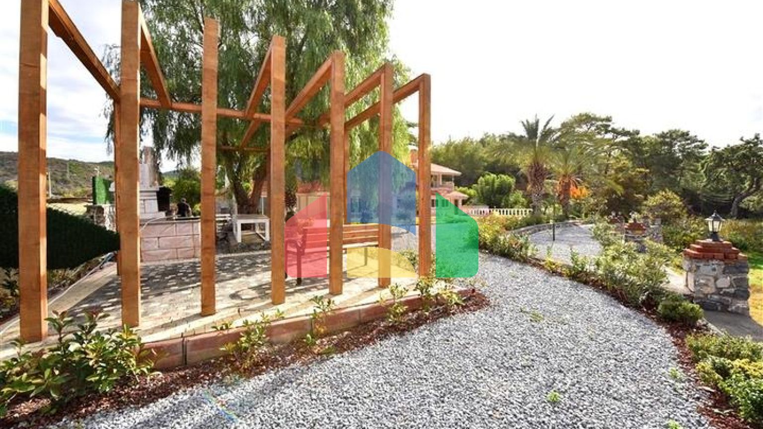 Шикарний будинок з власним басейном і садом в районі Демірташ