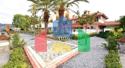 Шикарний будинок з власним басейном і садом в районі Демірташ