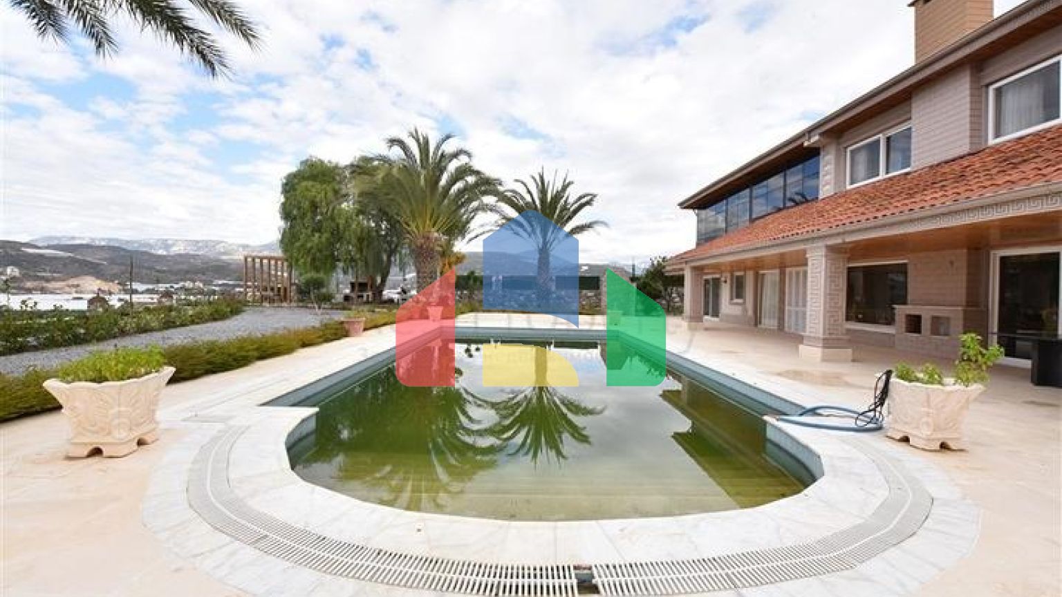 Шикарний будинок з власним басейном і садом в районі Демірташ