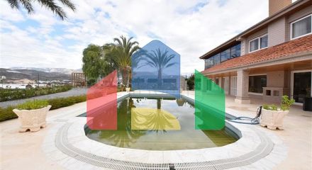 Шикарний будинок з власним басейном і садом в районі Демірташ