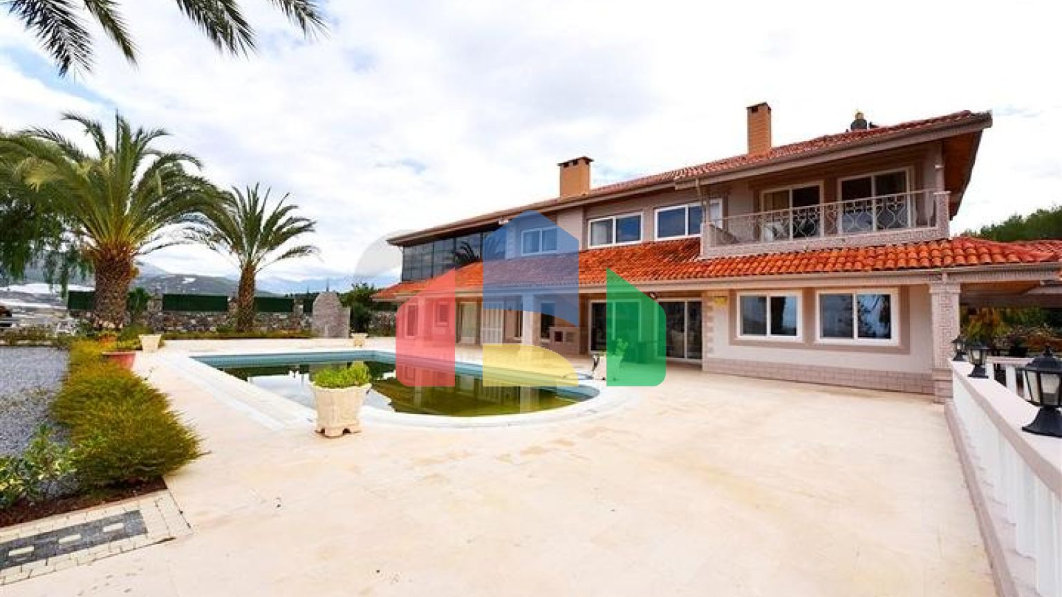 Шикарний будинок з власним басейном і садом в районі Демірташ