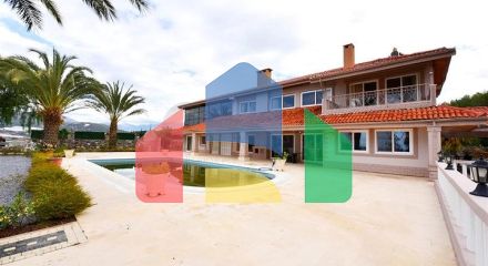 Шикарний будинок з власним басейном і садом в районі Демірташ