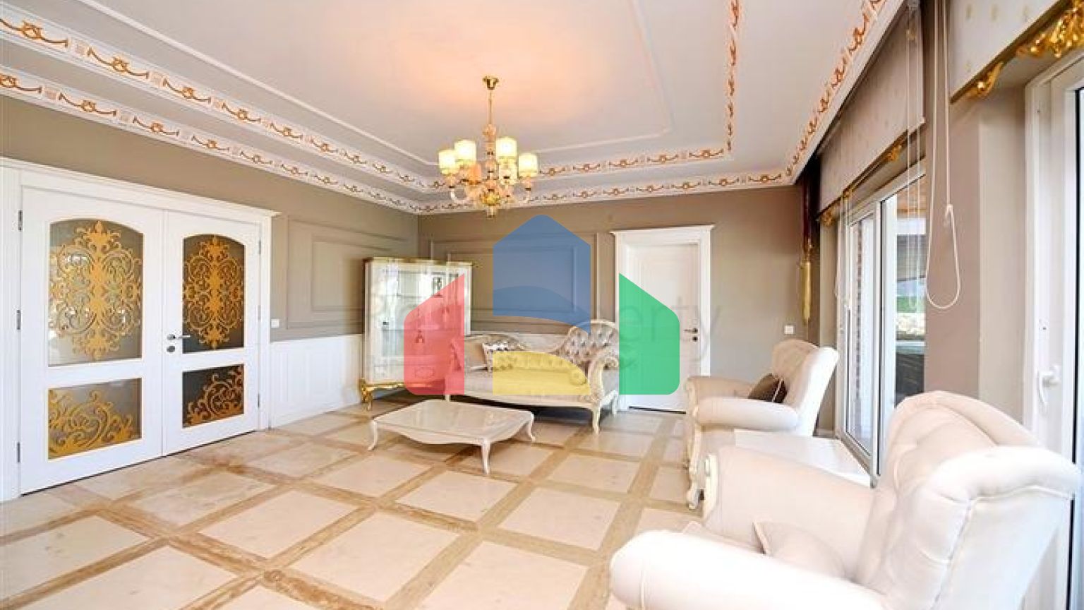 Шикарний будинок з власним басейном і садом в районі Демірташ