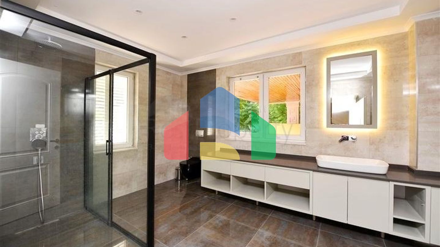 Шикарний будинок з власним басейном і садом в районі Демірташ