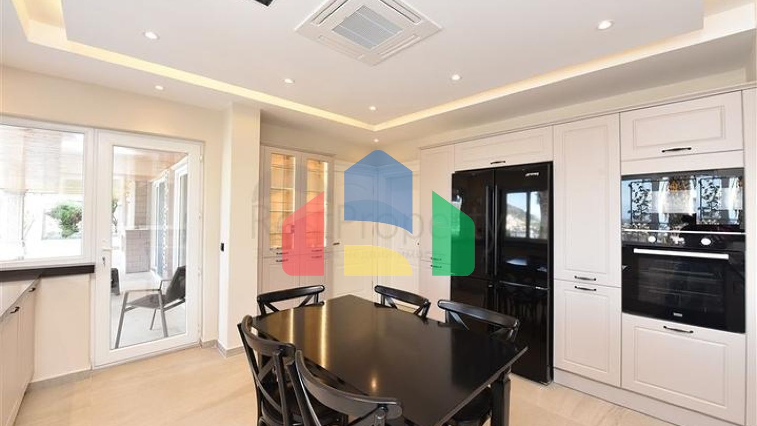 Шикарний будинок з власним басейном і садом в районі Демірташ