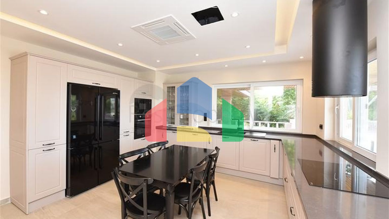 Шикарний будинок з власним басейном і садом в районі Демірташ