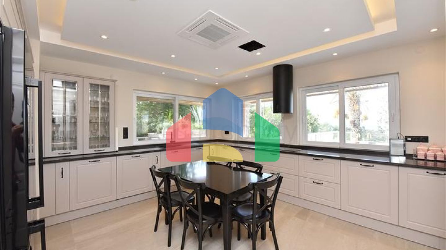 Шикарний будинок з власним басейном і садом в районі Демірташ