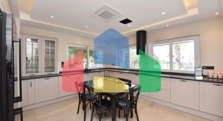 Шикарний будинок з власним басейном і садом в районі Демірташ