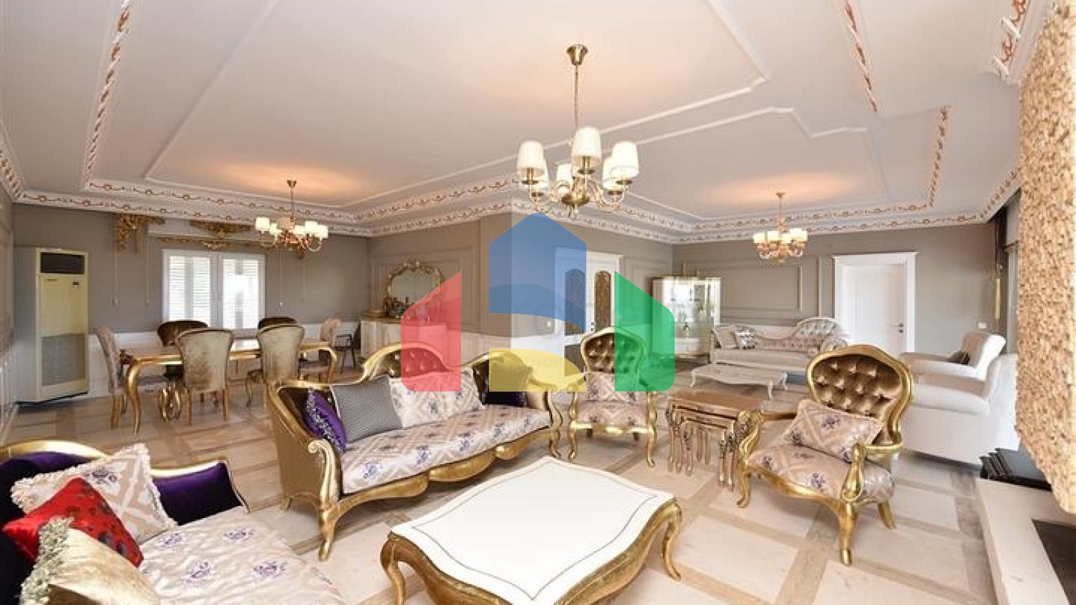 Шикарний будинок з власним басейном і садом в районі Демірташ