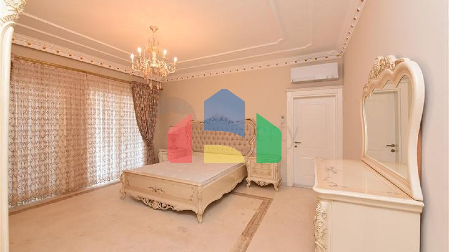 Шикарний будинок з власним басейном і садом в районі Демірташ