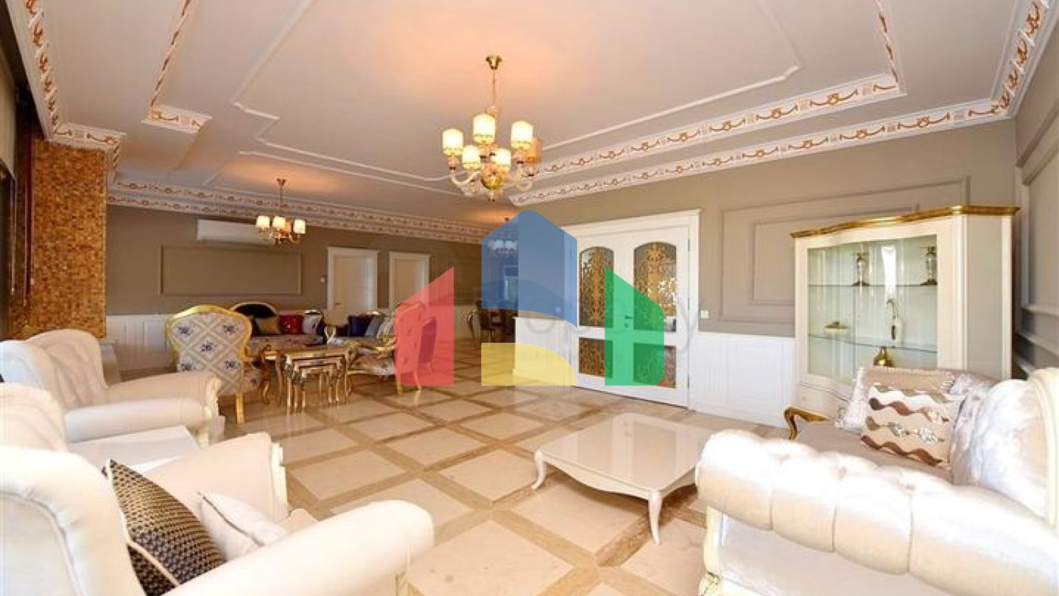 Шикарний будинок з власним басейном і садом в районі Демірташ