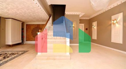 Шикарний будинок з власним басейном і садом в районі Демірташ