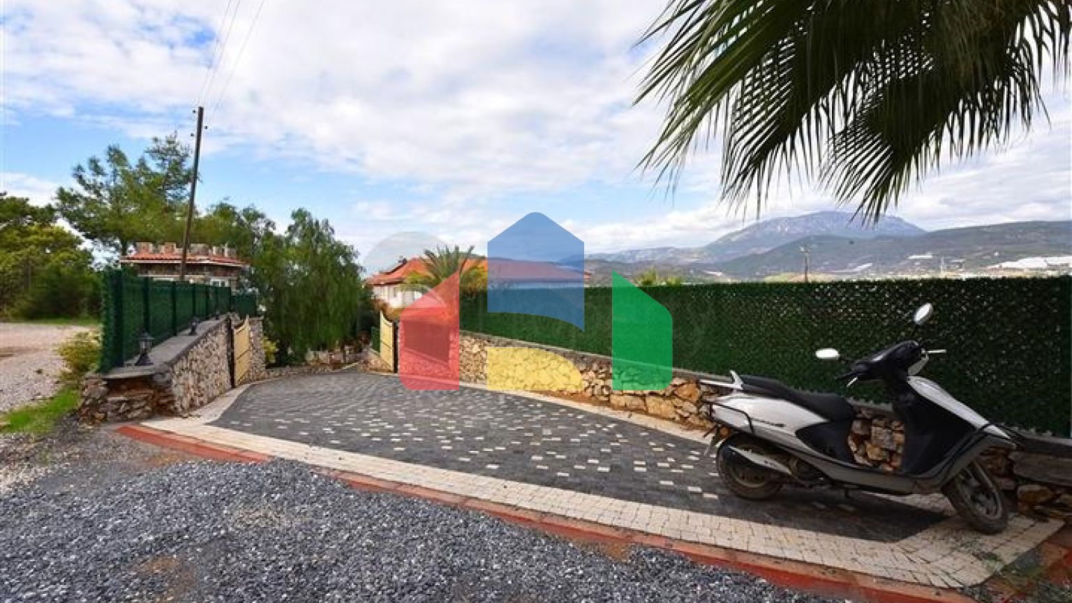 Шикарний будинок з власним басейном і садом в районі Демірташ