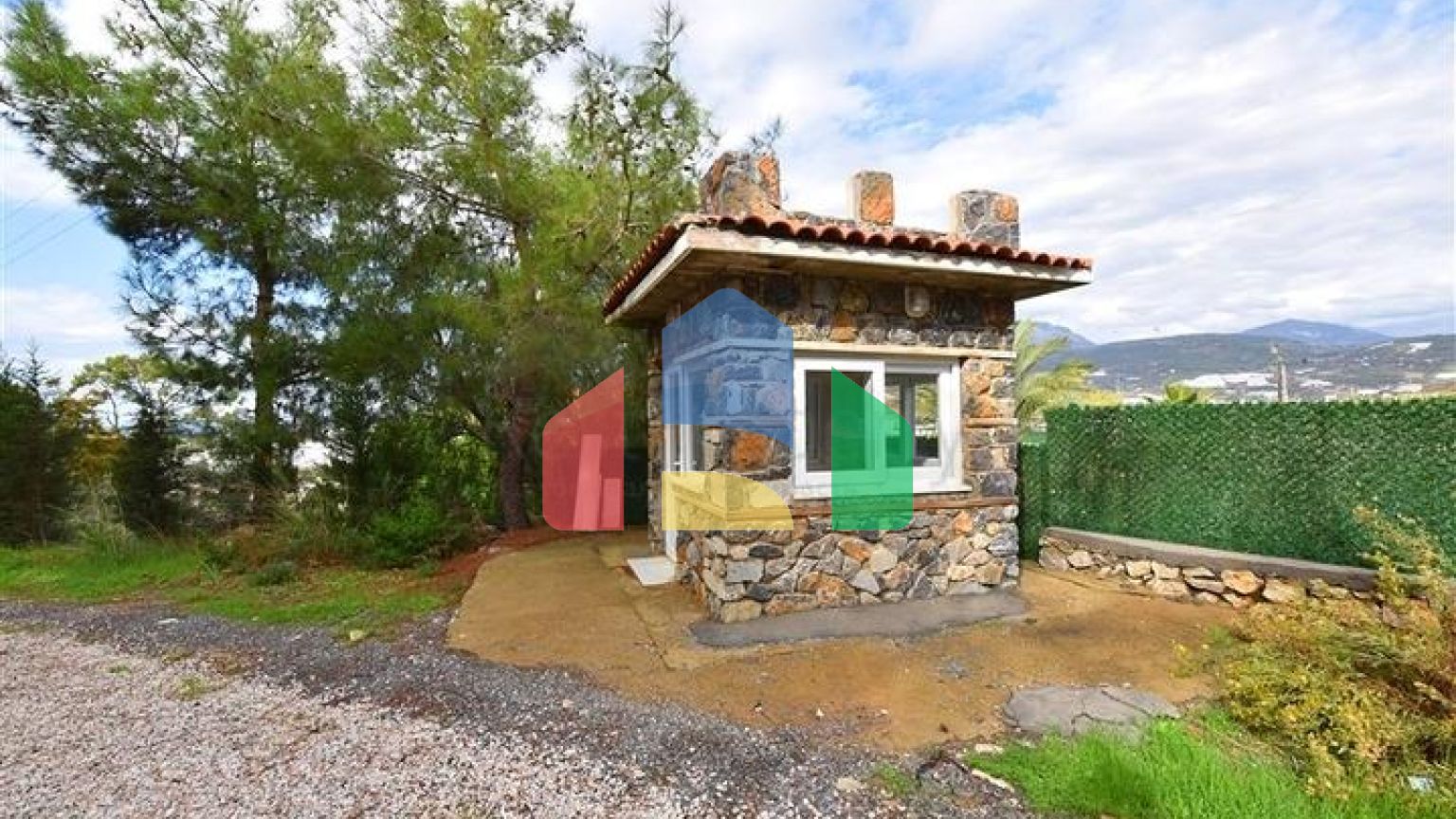 Шикарний будинок з власним басейном і садом в районі Демірташ