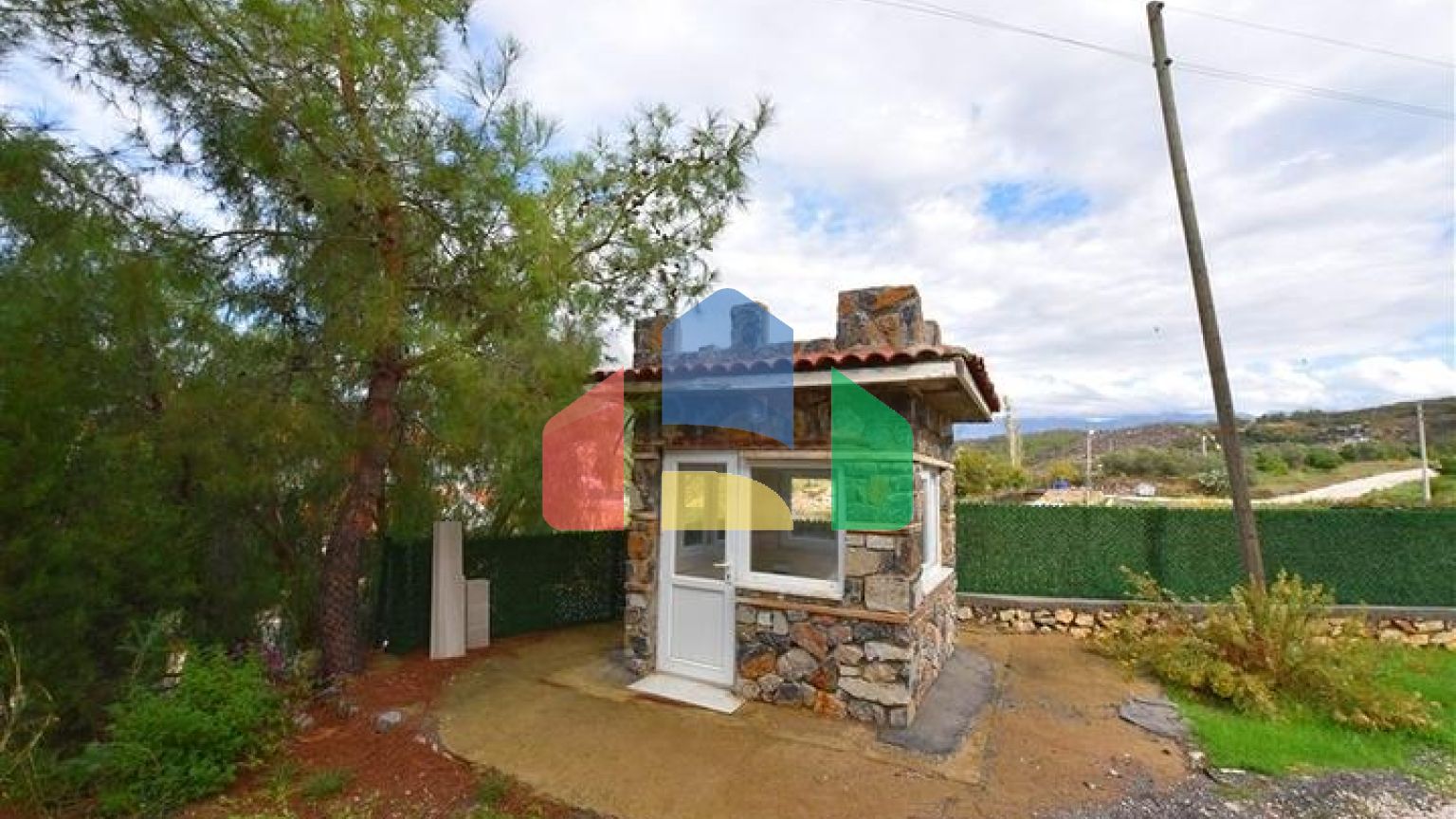 Шикарний будинок з власним басейном і садом в районі Демірташ