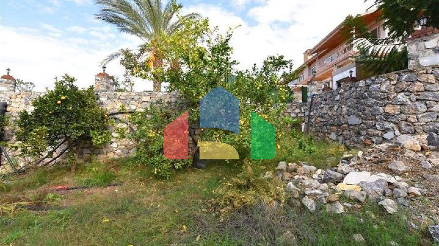 Шикарний будинок з власним басейном і садом в районі Демірташ