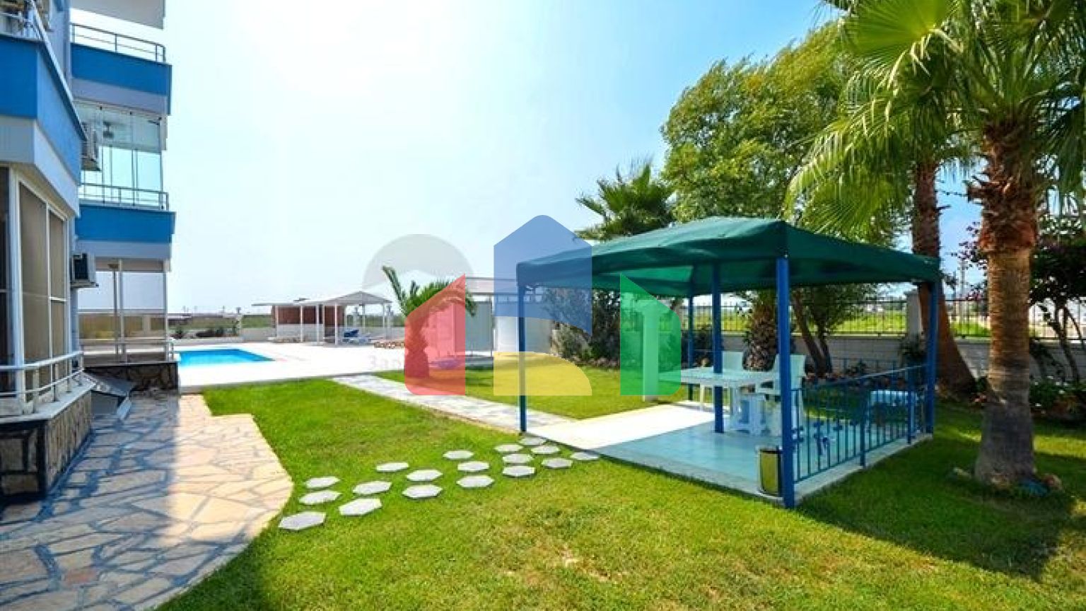 Светлая квартира с террасой и инфраструктурой для комфортной жизни