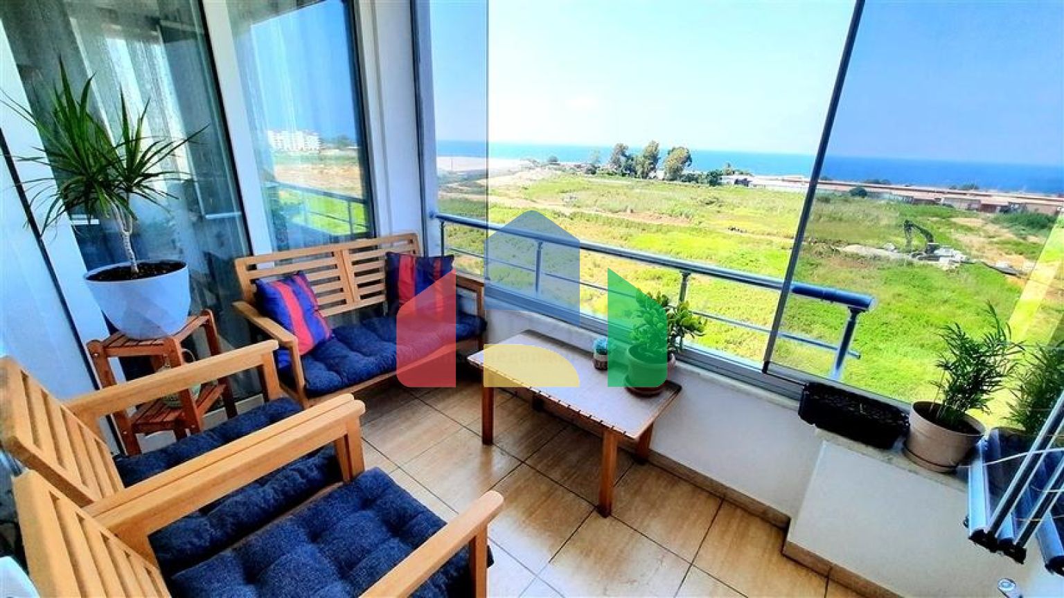 Светлая квартира с террасой и инфраструктурой для комфортной жизни