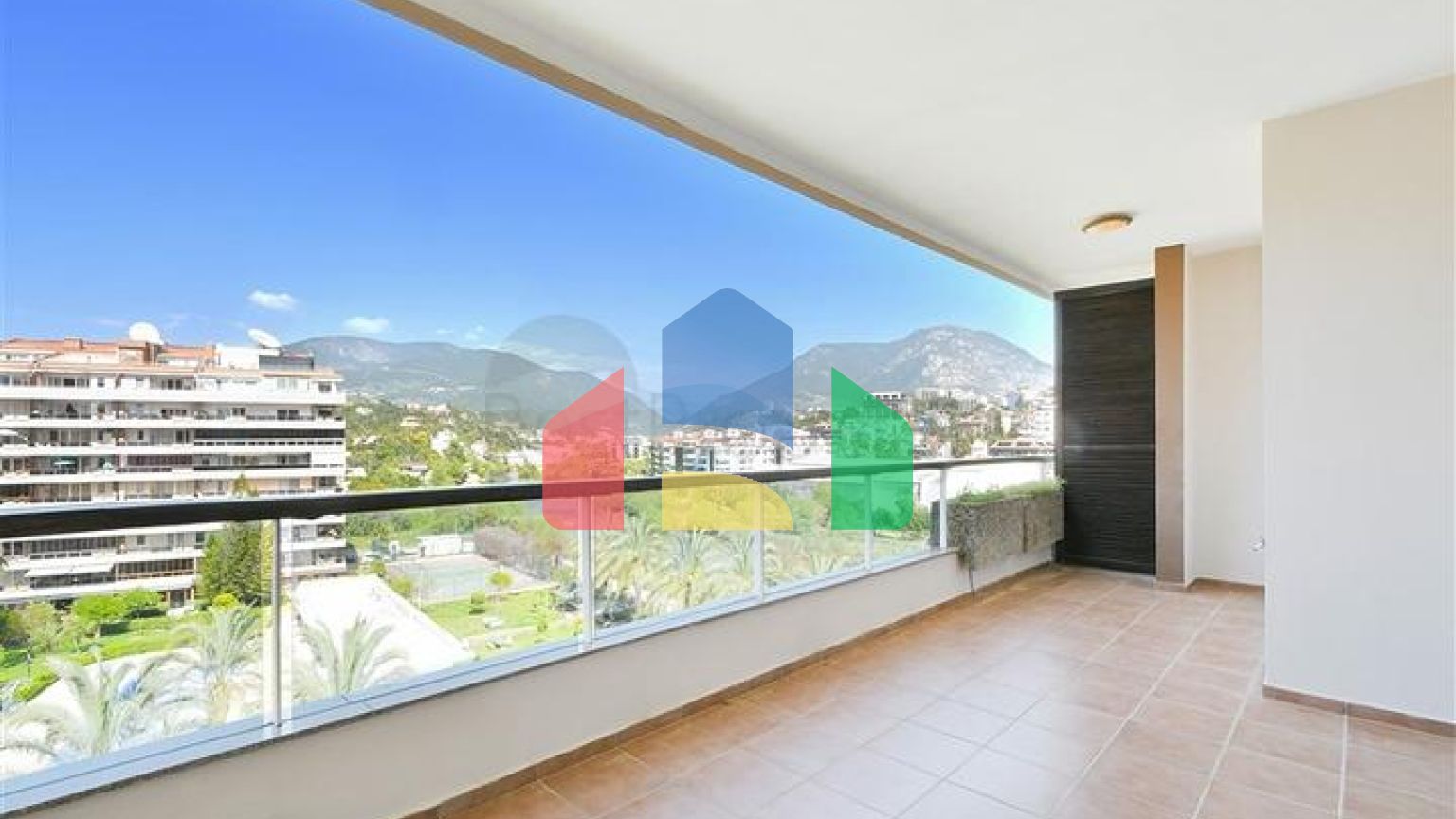 Трехкомнатная квартира в районе Тосмур