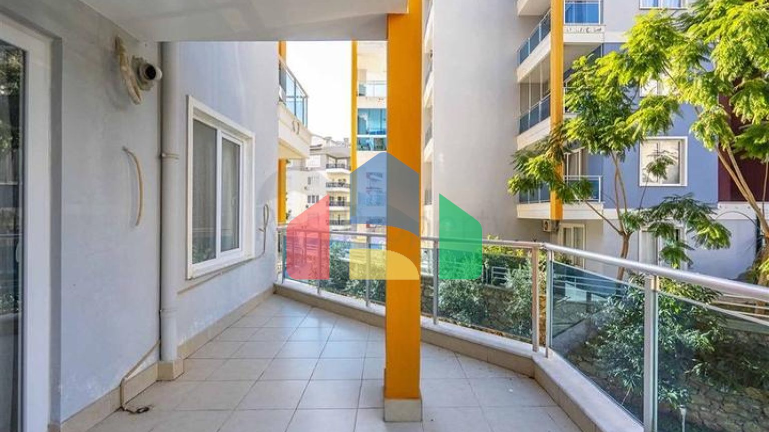 Просторная трехкомнатная квартира в пешей доступности к морю