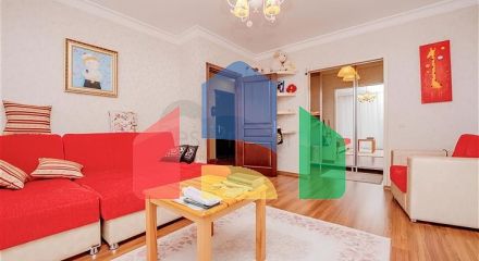Просторная квартира 5+1 с панорамным видом и шаговой доступностью до моря в районе Тосмур