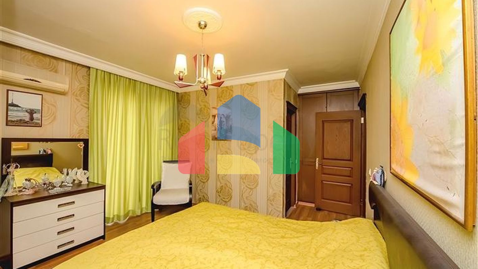 Просторная квартира 5+1 с панорамным видом и шаговой доступностью до моря в районе Тосмур