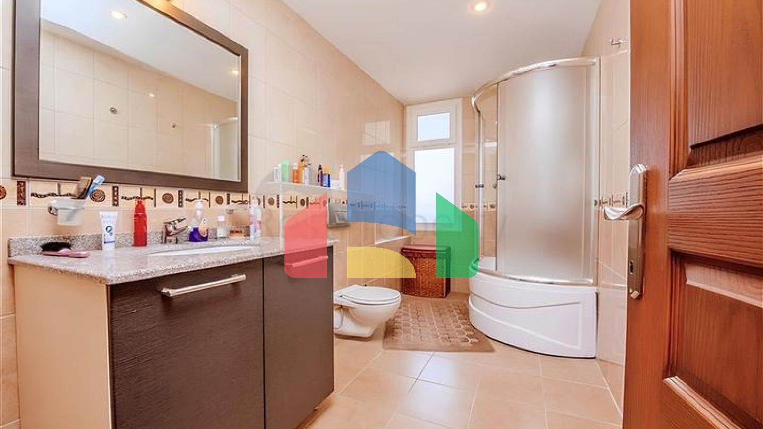 Просторная квартира 5+1 с панорамным видом и шаговой доступностью до моря в районе Тосмур