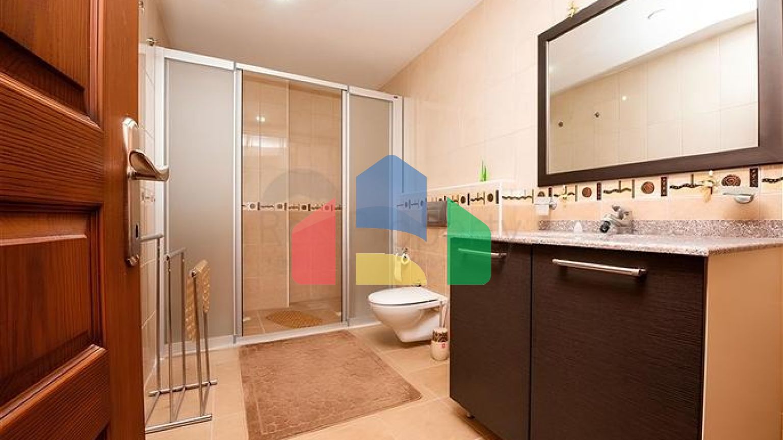 Просторная квартира 5+1 с панорамным видом и шаговой доступностью до моря в районе Тосмур