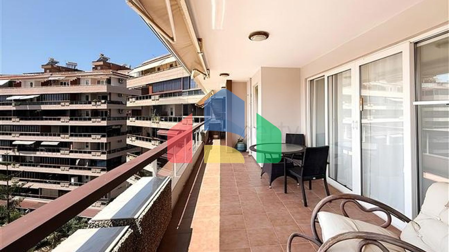 Просторная квартира 5+1 с панорамным видом и шаговой доступностью до моря в районе Тосмур