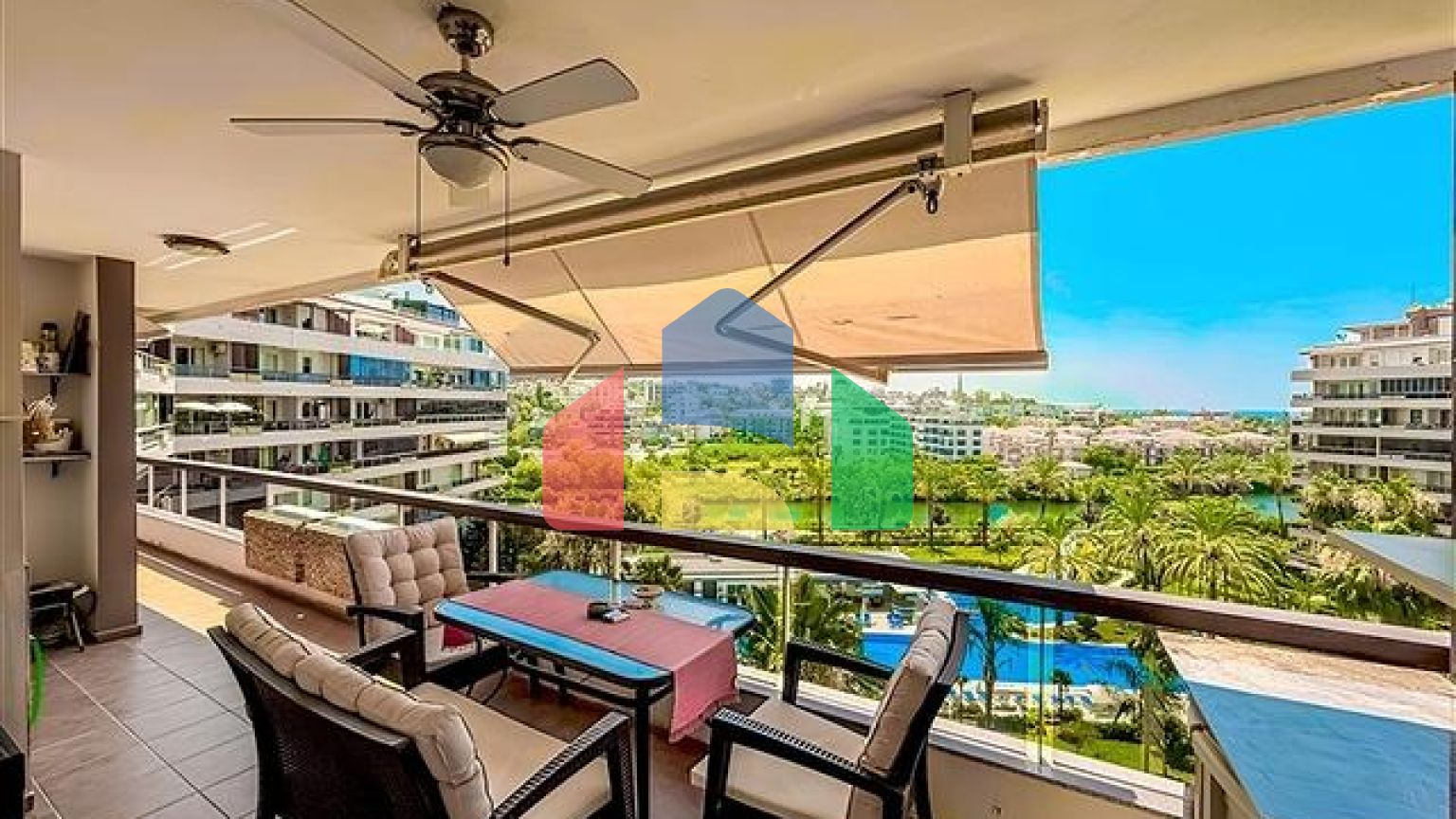 Просторная квартира 5+1 с панорамным видом и шаговой доступностью до моря в районе Тосмур