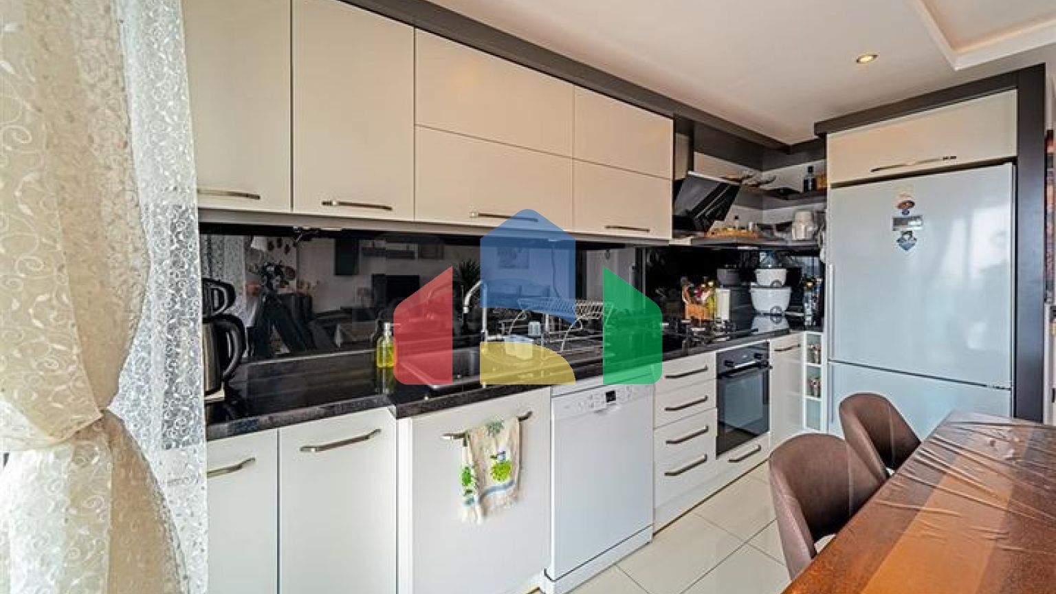 Квартира планировкой 3+1 с видом на море в Тосмуре